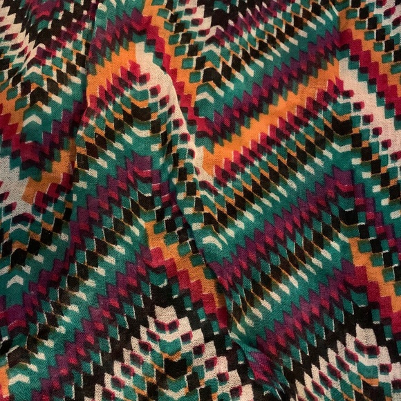 BCBG multicolor chevron print scarf - Picture 5 of 5
